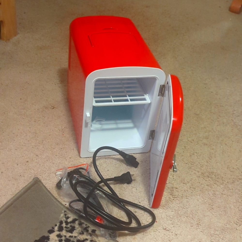 Frigidaire 6- Can mini retro beverage fridge